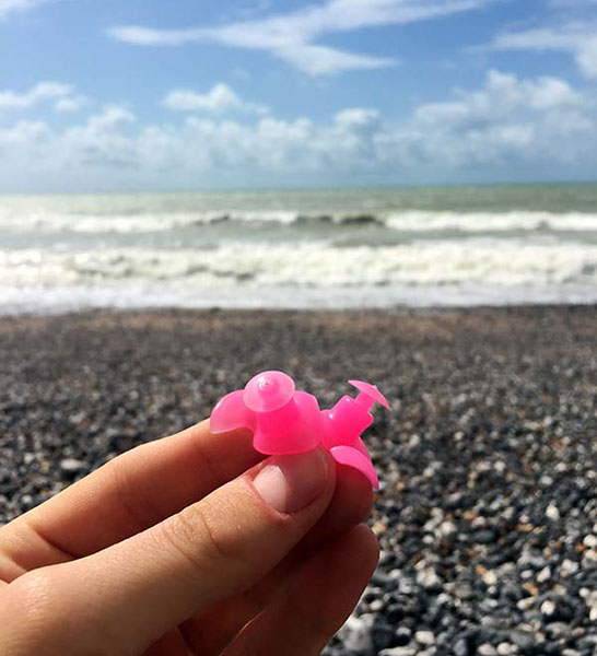 Zorgz Růžová Špunty do uší na plavání v ruce Seven Sisters Cliffs Earplugs cz